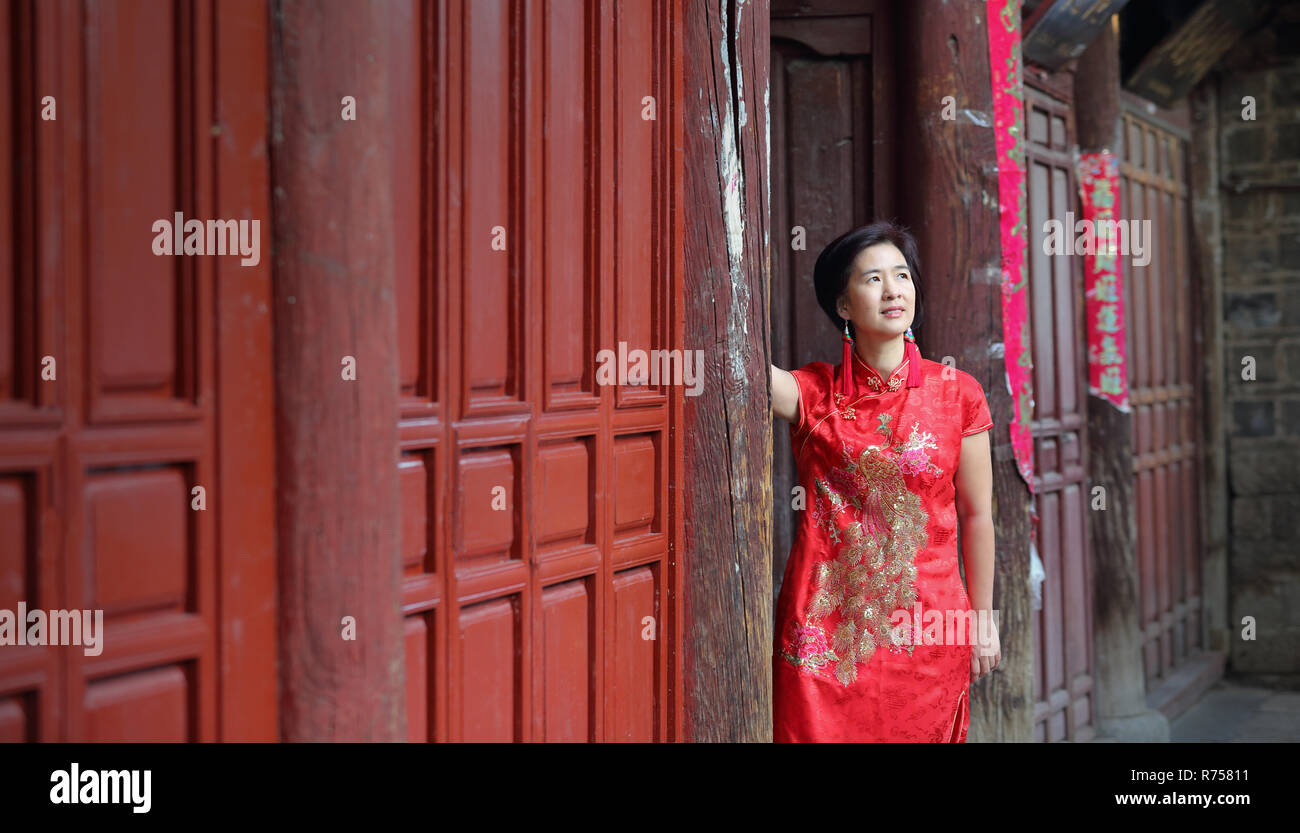 Weibliche Touristen mit traditionelle chinesische Kleidung in der Altstadt von Lijiang, Yunnan, China. Stockfoto