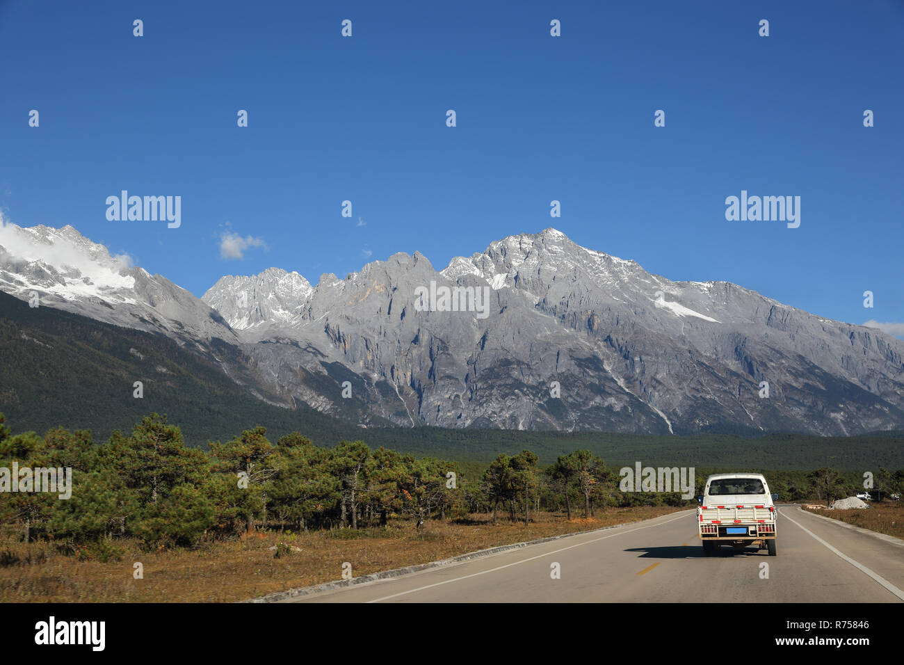 Straße in Jade Dragon Snow Mountain National Park, Yunnan, China Stockfoto