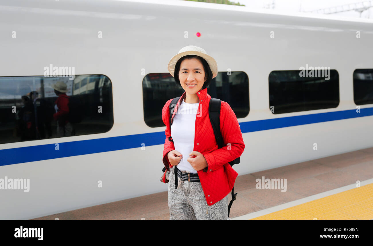 Touristische Passagiere, die mit China Hochgeschwindigkeitszug ist eine schnelle und einfache Angelegenheit aufgrund der hohen Geschwindigkeit der Bahn. Stockfoto