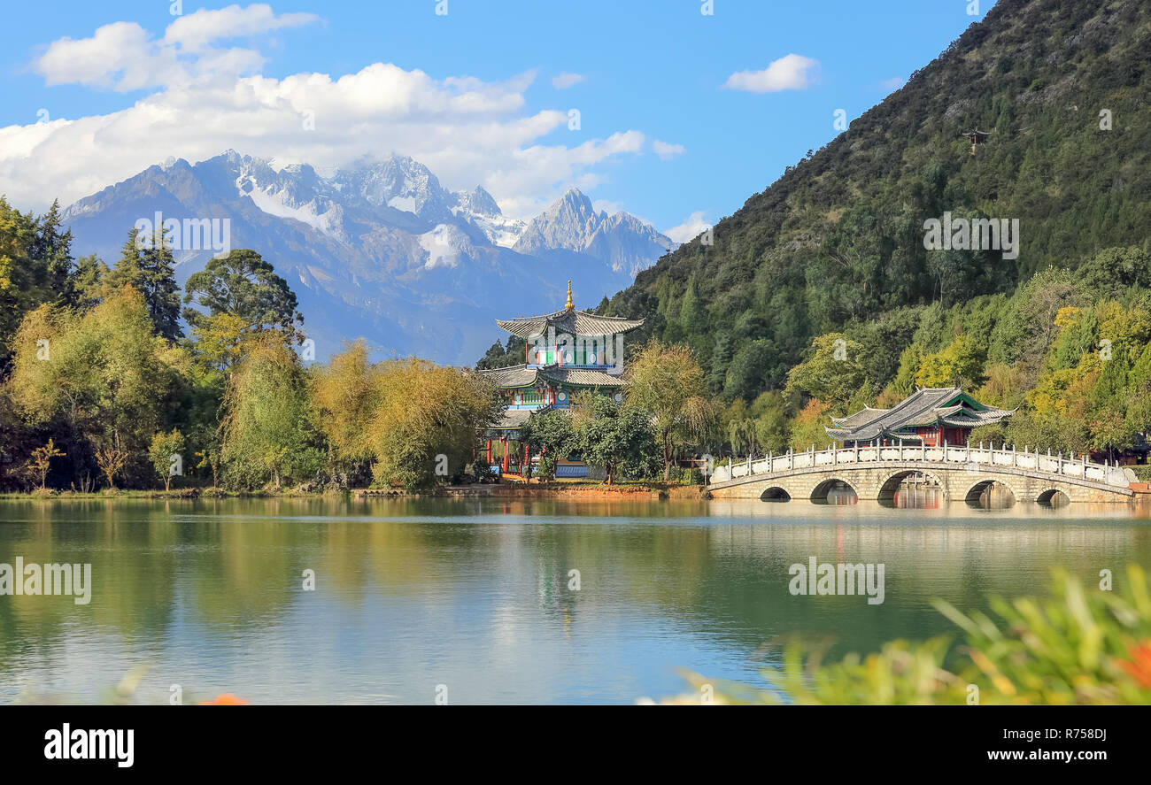 Jade Dragon Snow Mountain und die Suocui Brücke über den Pool des Schwarzen Drachens im Jade Spring Park, Lijiang, Provinz Yunnan, China. Stockfoto