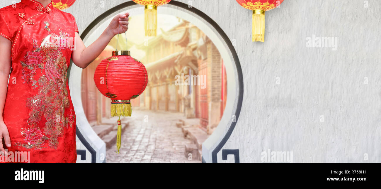Frau mit chinesischen Laternen auf Mond Tor in der alten Stadt, China. Stockfoto