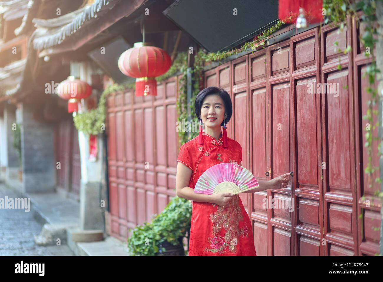 Weibliche Touristen mit traditionelle chinesische Kleidung in der Altstadt von Lijiang, Yunnan, China. Stockfoto