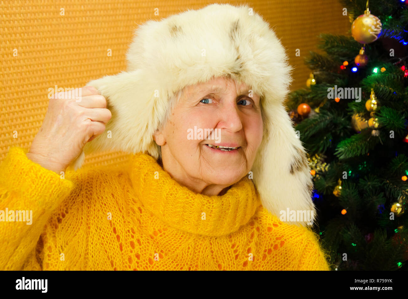 Positive ältere weibliche zum Ausdruck bringt Glück in Urlaub. Portrait von Happy Großmutter über eingerichtet neues Jahr, frohe Weihnachten, Happy Family, Lifestyle Indoor, Stockfoto