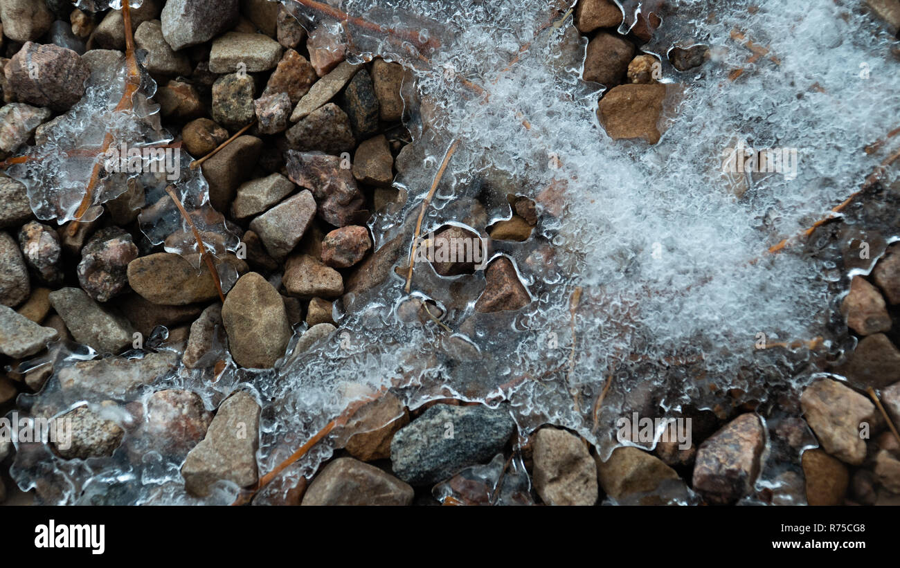 Eis gefroren über Felsen und Geröll. Stockfoto