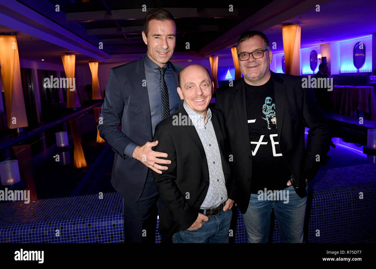 07. Dezember 2018, Bayern, München: Der Moderator Kai Pflaume, (L - r) die Schauspieler Bernhard Hoecker und Elton an der Advents Abendessen der Programmdirektor des Ersten Deutschen Fernsehens in den Bayerischen Hof. Foto: Felix Hörhager/dpa Stockfoto