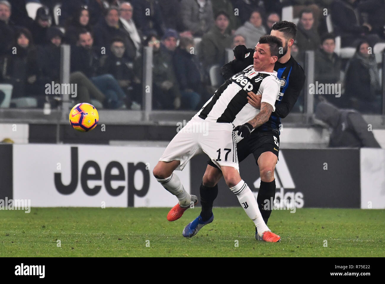 Turin, Italien, 07. Dezember 2018. Mario Mandzukic von Juventus Turin FCduring der Serie ein Fußballspiel zwischen Juventus FC Internazionale Milano bei der Allianz Stadion am 7. Dezember in Turin, Italien 2018. Quelle: FABIO UDINE/Alamy leben Nachrichten Stockfoto