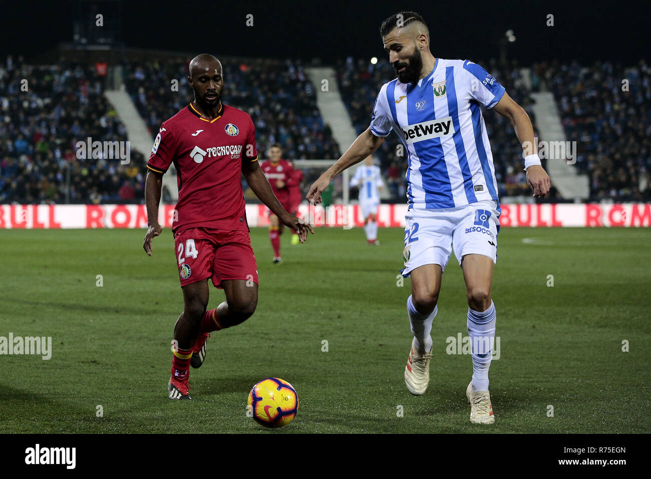 Leganes, Madrid, Spanien. 7 Dez, 2018. CD Leganes von Dimitrios Siovas und Getafe CF Dimitri Foulquier Kampf um den Ball während La Liga Match zwischen CD Leganes, Getafe CF bei Butarque Stadion in Leganes, Spanien. Credit: LEGAN S. Mace/SOPA Images/ZUMA Draht/Alamy leben Nachrichten Stockfoto