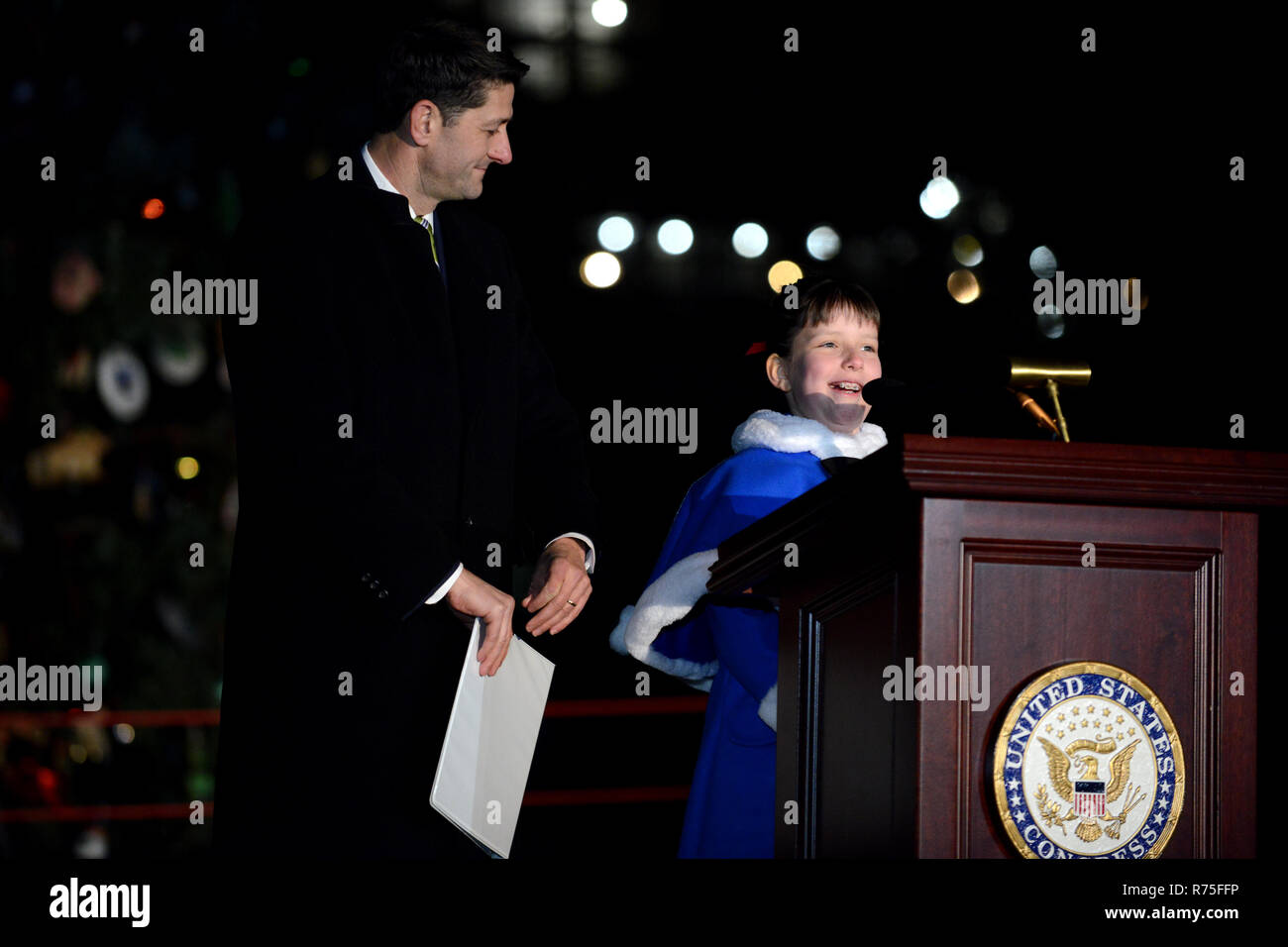 Sprecher der US-Repräsentantenhaus, dem Kongressabgeordneten Paul Ryan als 4. Grader, Brigette Harrington ihr Gedicht liest während der U.S. Capitol Weihnachtsbaum Zeremonie am 6. Dezember 2018 in Washington DC. Der Christbaum ist ein 80-Fuß-Edle Tanne, die aus der Willamette National Forest in Oregon geerntet wurde. Stockfoto