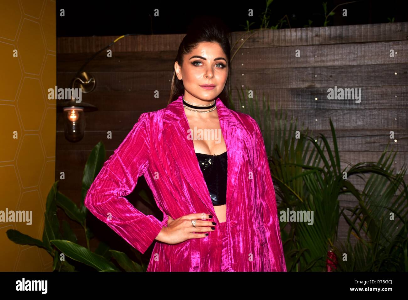 Indische Wiedergabe Sänger Kanika Kapoor gesehen posieren für ein Foto auf der Hummeln Indien Launch Party im Soho House, Juhu in Mumbai. Hummeln ist eine neue Social Networking app für Frauen. Stockfoto