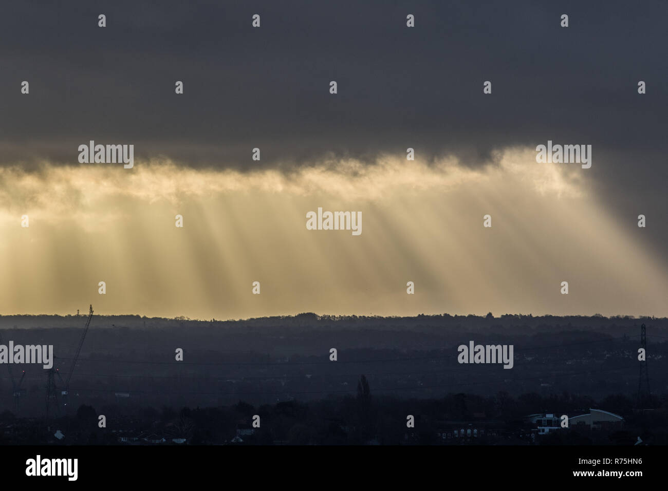 UK Wetter: London UK. 8. Dezember 2018. Dramatische Wirkung der Sonnenstrahlen durch die Sturmwolken über Wimbledon und South East London Credit brechen: Amer ghazzal/Alamy leben Nachrichten Stockfoto