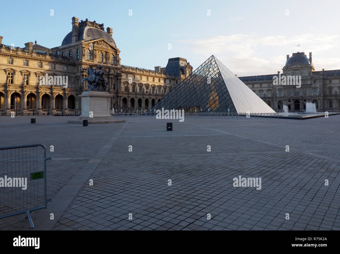 Paris, Frankreich, 08. Dezember 2018. Der Innenhof mit der Pyramide des Louvre ist menschenleer. Frankreichs Regierung befürchtet weitere Unruhen in der Hauptstadt und möchte eine Eskalation mit einem massiven Einsatz der Sicherheitskräfte zu verhindern. Am vergangenen Wochenende gab es Unruhen und mehrere Hundert Festnahmen bei Protesten durch die "gelbe Jacken" in der Hauptstadt. Foto: Christian Böhmer/dpa Quelle: dpa Picture alliance/Alamy leben Nachrichten Stockfoto