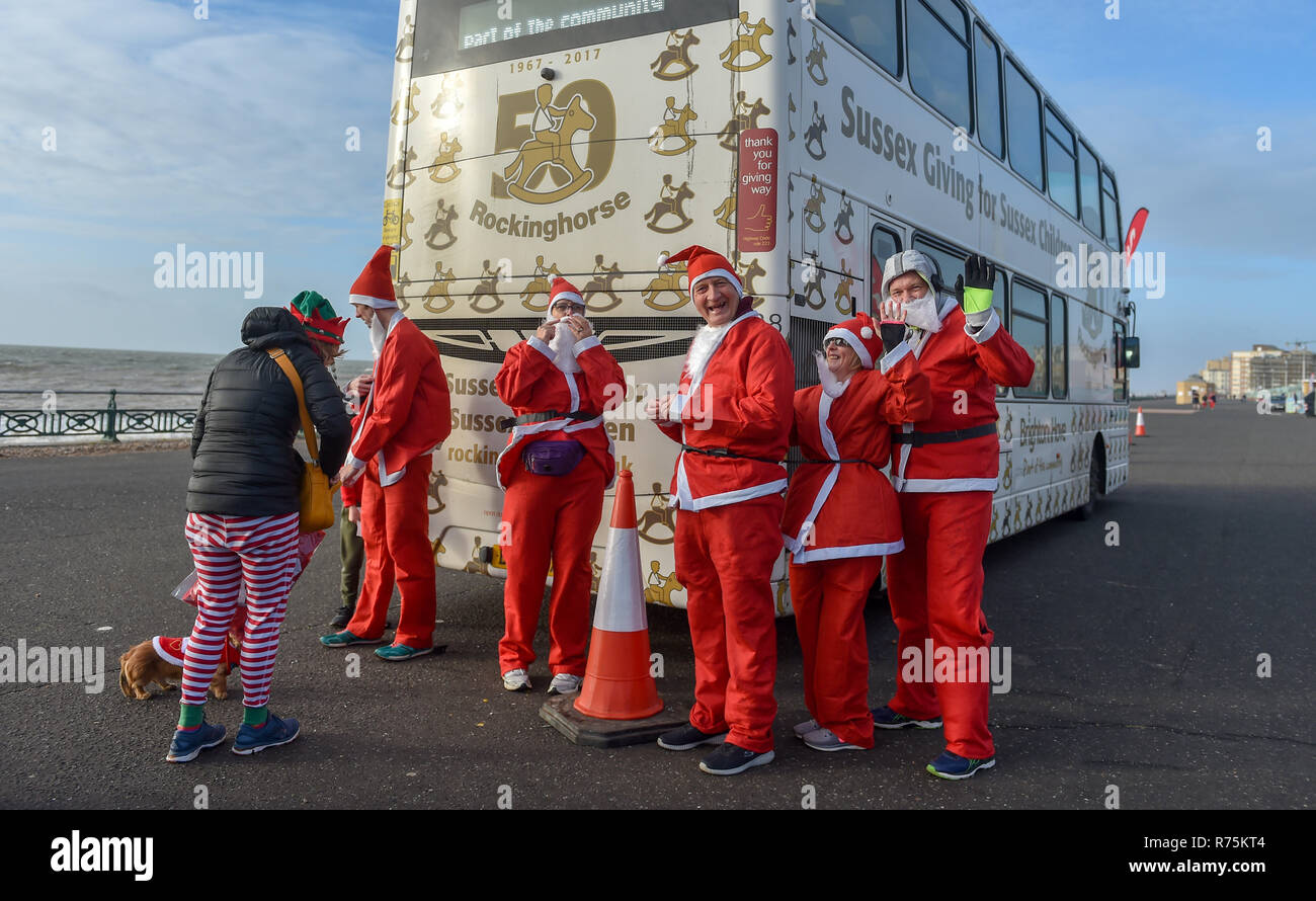 Brighton, Sussex, UK. 08. Dezember 2018. Hunderte Weihnachtsmänner nehmen an den jährlichen Brighton Santa Strich entlang der Küste von Hove, Geld für die lokale Rockinghorse Nächstenliebe. Rockinghorse ist ein Brighton-basierte Nächstenliebe, unterstützt Kinder in Sussex seit über 50 Jahren. Foto: Simon Dack/Alamy leben Nachrichten Stockfoto