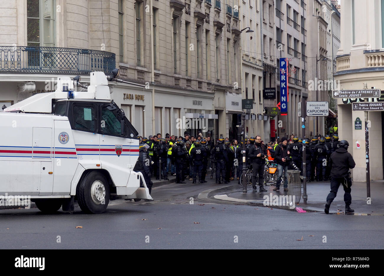 Paris, Frankreich, 08. Dezember 2018. Wasserwerfer und Bereitschaftspolizei stehen Demonstranten auf dem Boulevard des Capucines. Frankreichs Regierung befürchtet weitere Unruhen in der Hauptstadt und möchte eine Eskalation mit einem massiven Einsatz der Sicherheitskräfte zu verhindern. Am vergangenen Wochenende gab es Unruhen und mehrere Hundert Festnahmen bei Protesten durch die "gelbe Jacken" in der Hauptstadt. Foto: Christian Böhmer/dpa Quelle: dpa Picture alliance/Alamy leben Nachrichten Stockfoto