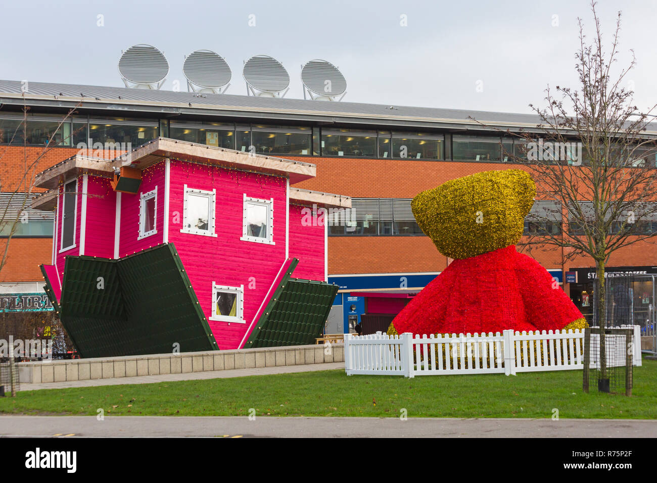 Bournemouth, Dorset, Großbritannien. 8. Dezember 2018. Weihnachtsfest und Dekorationen in Bournemouth. Die Topsy Turvy Kopfüber Haus und riesigen Teddybären. Credit: Carolyn Jenkins/Alamy leben Nachrichten Stockfoto