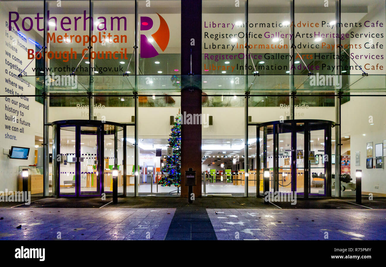 Büro Foyer an der Rotherham Metropolitan Borough Council der Regierung Büro im Riverside House, Main St, Rotherham England, fotografiert in der Nacht Stockfoto