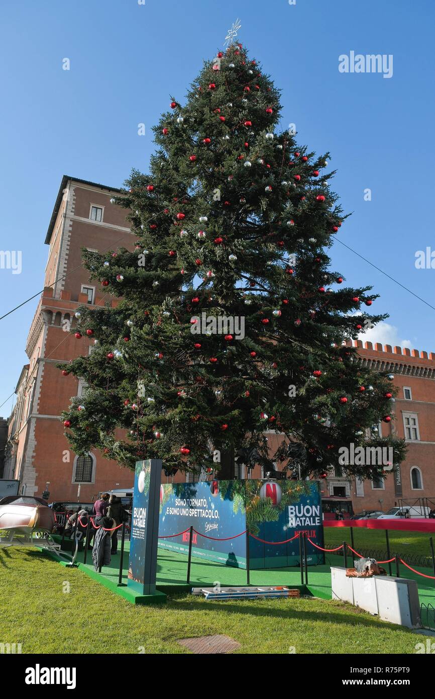 Foto LaPresse - Daniele Leone 08/12/18 Roma ITA Cronaca Roma. Die Piazza Venezia, Albero Di Natale, Spelacchio pronto pro l&#x2019;inaugurazione Nella Foto: Spelacchio Pronto Pro questa Sera, svelate Le scritte di auguri alla base Dell&#x2019;Albero, un-Maxi schermo&#xe8; una slitta di babbo Natale pro Tarif selfie Stockfoto