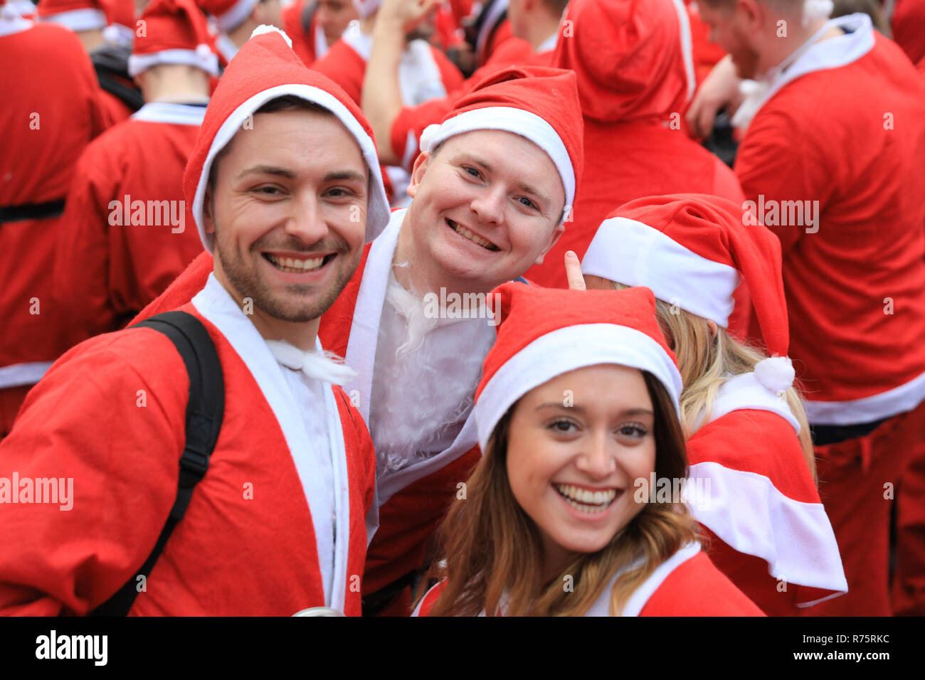 London, UK, 8. Dezember 2018. Der Weihnachtsmann und seine Helfer Spaß rund um Bahnhof Euston und Bloomsbury Square. Die jährlichen London Santacon erneut Tausende Teilnehmer in Santa Kostüme zusammenbauen an verschiedenen Orten in London, dann auf verschiedenen Routen rund um das Wahrzeichen der Hauptstadt, bevor es schließlich Einberufung im Zentrum von London. Dieses Jahr, Santacon unterstützt London charity Weihnachten für Kinder. Credit: Imageplotter Nachrichten und Sport/Alamy leben Nachrichten Stockfoto