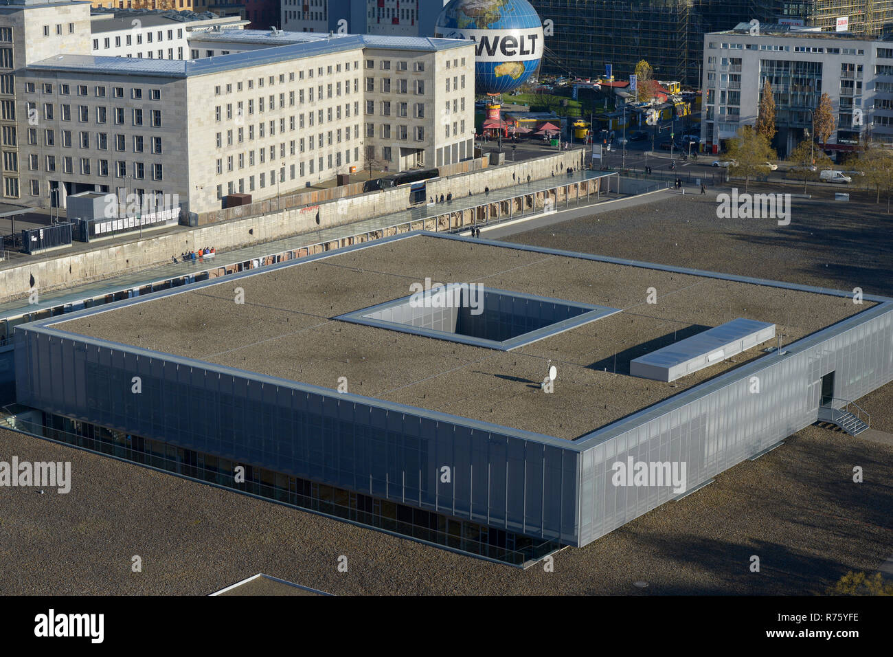 Deutschland, Hauptstadt Berlin, Museum Topograhie des Terrors, Museum Topographie des Terrors documentating NS-Terror von 1933-1945, auf den Standort der ehemaligen Gestapo Hauptquartier, die berüchtigte Geheimpolizei des NS-Regimes errichtet, hinter Abschnitt der Berliner Mauer und der deutschen Bundesministerium der Finanzen, das Gebäude wurde während der NS-Zeit das Hauptquartier des Reichsluftfahrtministerium, NS-Luftfahrtministerium, auch einen Ballon mit Werbung: die Welt - der Welt, eine deutsche Tageszeitung gesehen Stockfoto
