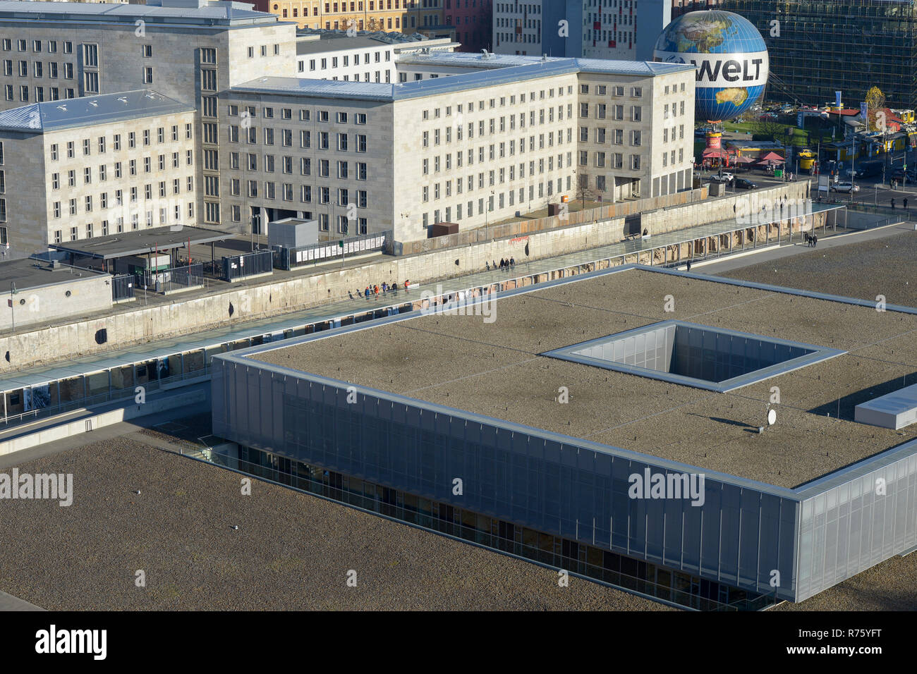 Deutschland, Hauptstadt Berlin, Museum Topograhie des Terrors, Museum Topographie des Terrors documentating NS-Terror von 1933-1945, auf den Standort der ehemaligen Gestapo Hauptquartier, die berüchtigte Geheimpolizei des NS-Regimes errichtet, hinter Abschnitt der Berliner Mauer und der deutschen Bundesministerium der Finanzen, das Gebäude wurde während der NS-Zeit das Hauptquartier des Reichsluftfahrtministerium, NS-Luftfahrtministerium, auch einen Ballon mit Werbung: die Welt - der Welt, eine deutsche Tageszeitung gesehen Stockfoto