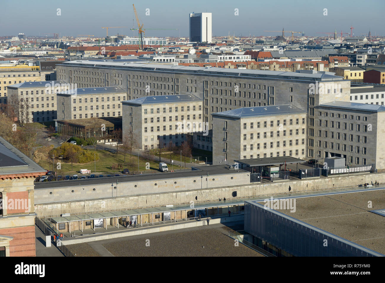 Deutschland, Hauptstadt Berlin, Museum Topograhie des Terrors, Museum Topographie des Terrors documentating NS-Terror von 1933-1945, hinter Abschnitt der Berliner Mauer und der deutschen Bundesministerium der Finanzen, das Gebäude wurde während der NS-Zeit das Hauptquartier des Reichsluftfahrtministerium, NS-luftfahrtministerium Stockfoto
