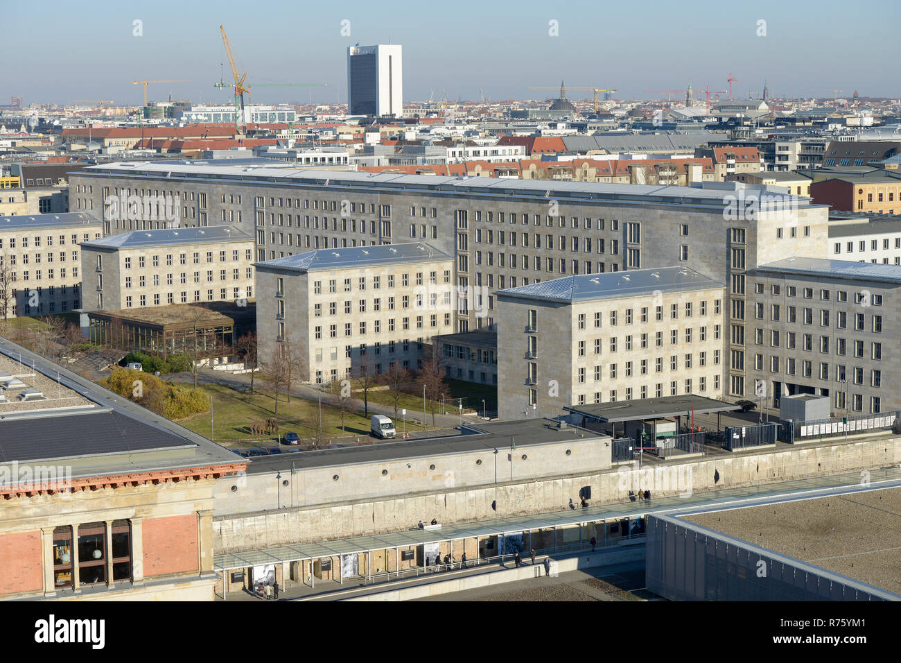 Deutschland, Hauptstadt Berlin, Museum Topograhie des Terrors, Museum Topographie des Terrors documentating NS-Terror von 1933-1945, hinter Abschnitt der Berliner Mauer und der deutschen Bundesministerium der Finanzen, das Gebäude wurde während der NS-Zeit das Hauptquartier des Reichsluftfahrtministerium, NS-luftfahrtministerium Stockfoto