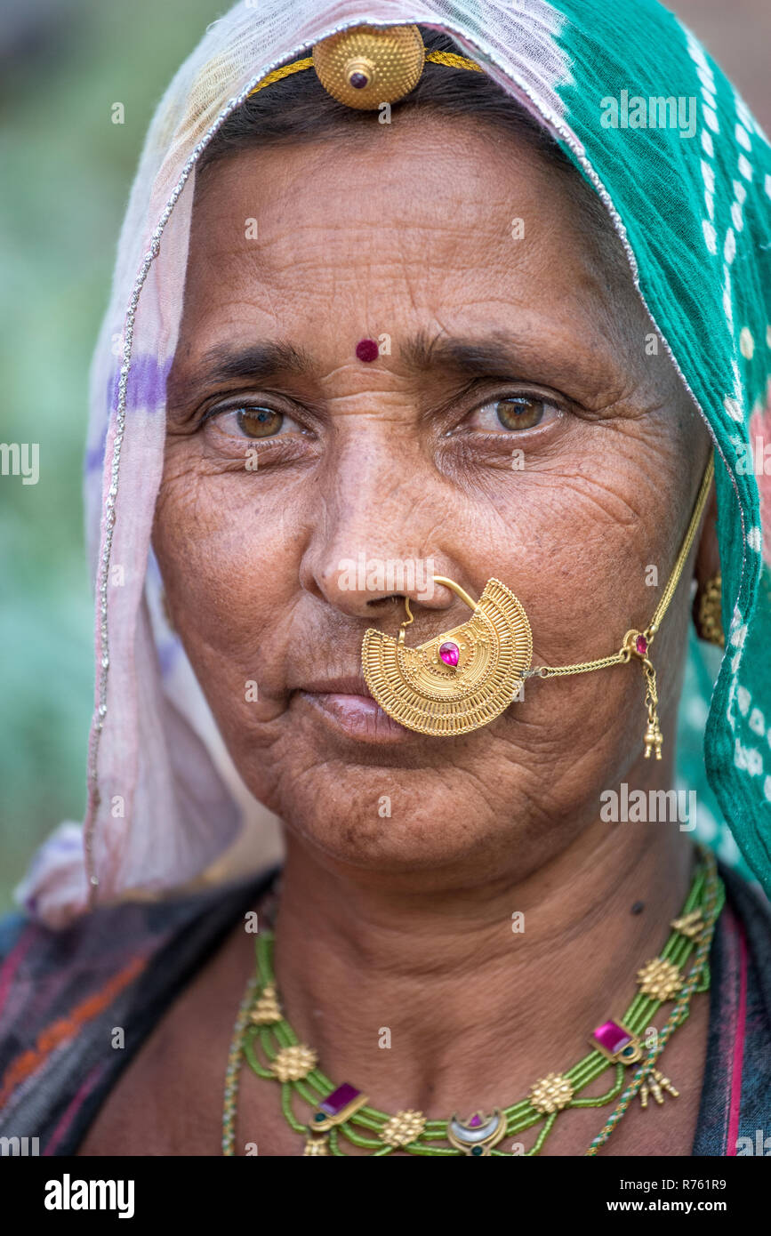 Porträt einer Bishnoi Frau mit Nasenpiercing, Bishnoi Dorf, Rajasthan,  Indien Stockfotografie - Alamy