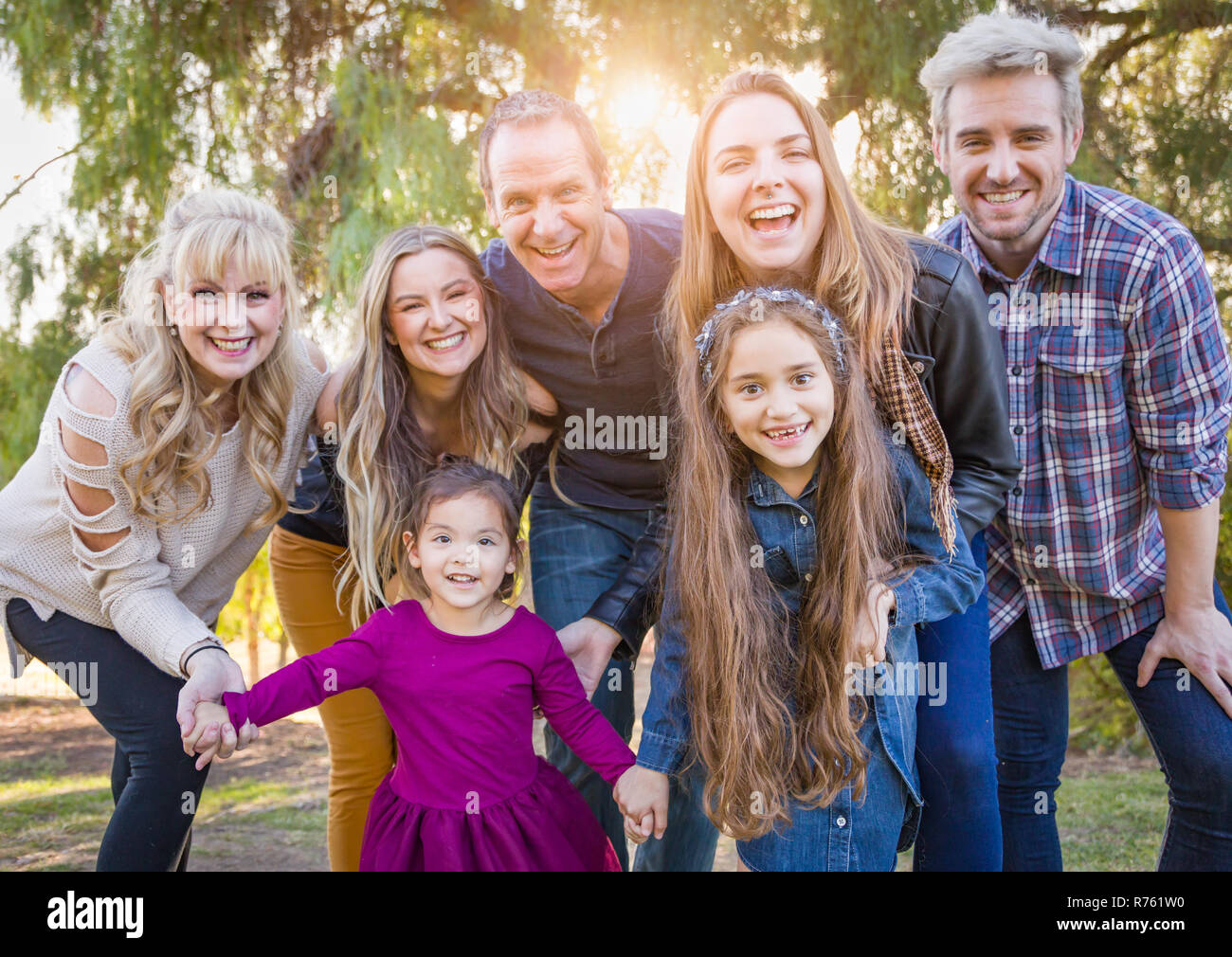 Multigenerational Mixed Race Family Portrait im Freien. Stockfoto
