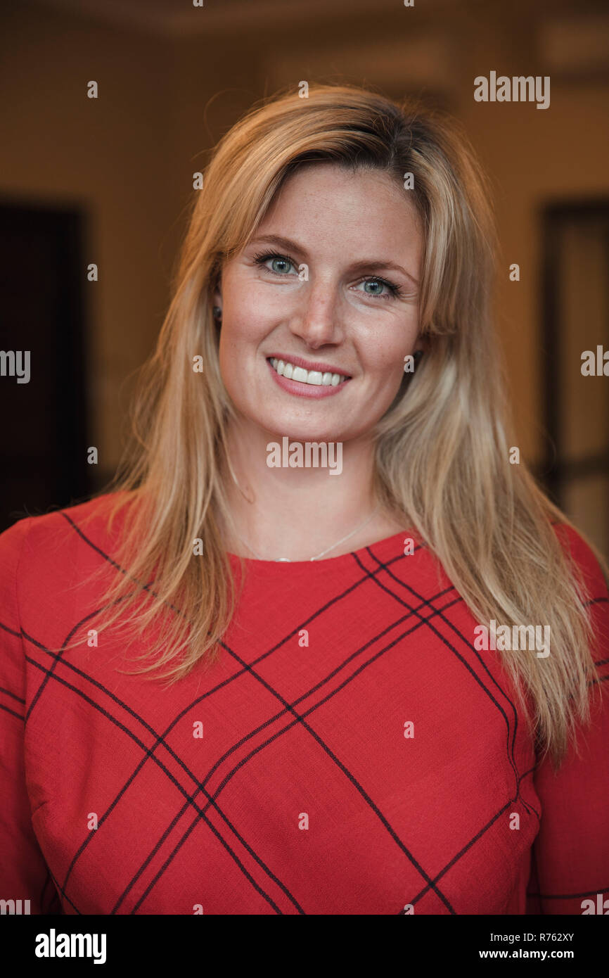 Schöne Mid-Adult Geschäftsfrau, Lächeln für einen Headshot Stockfoto