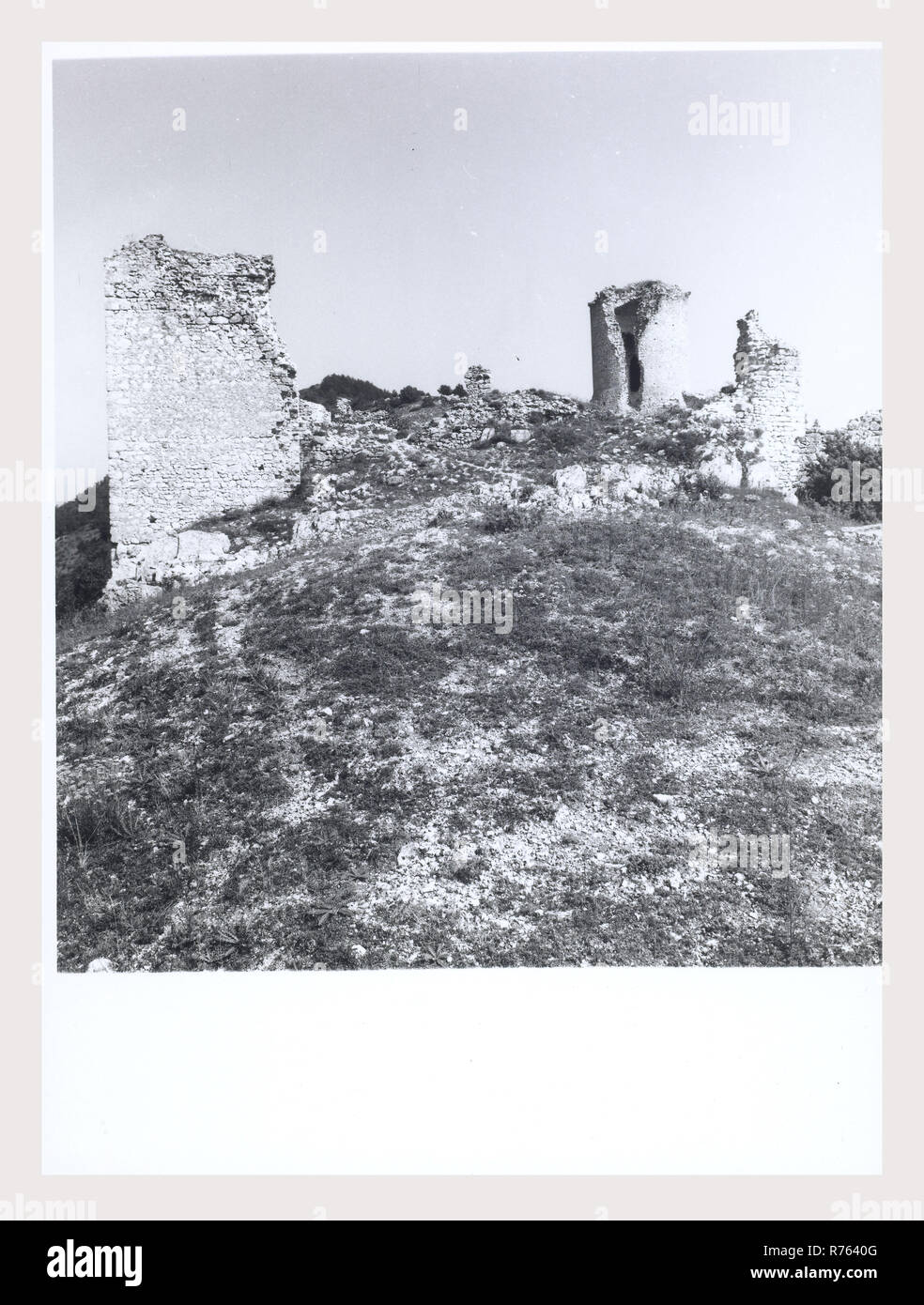 Abruzzen L'Aquila Bominaco Schloss, das ist mein Italien, die italienische Land der visuellen Geschichte, Blick vom Schloss Blick auf die Ruine der Burg. Stockfoto