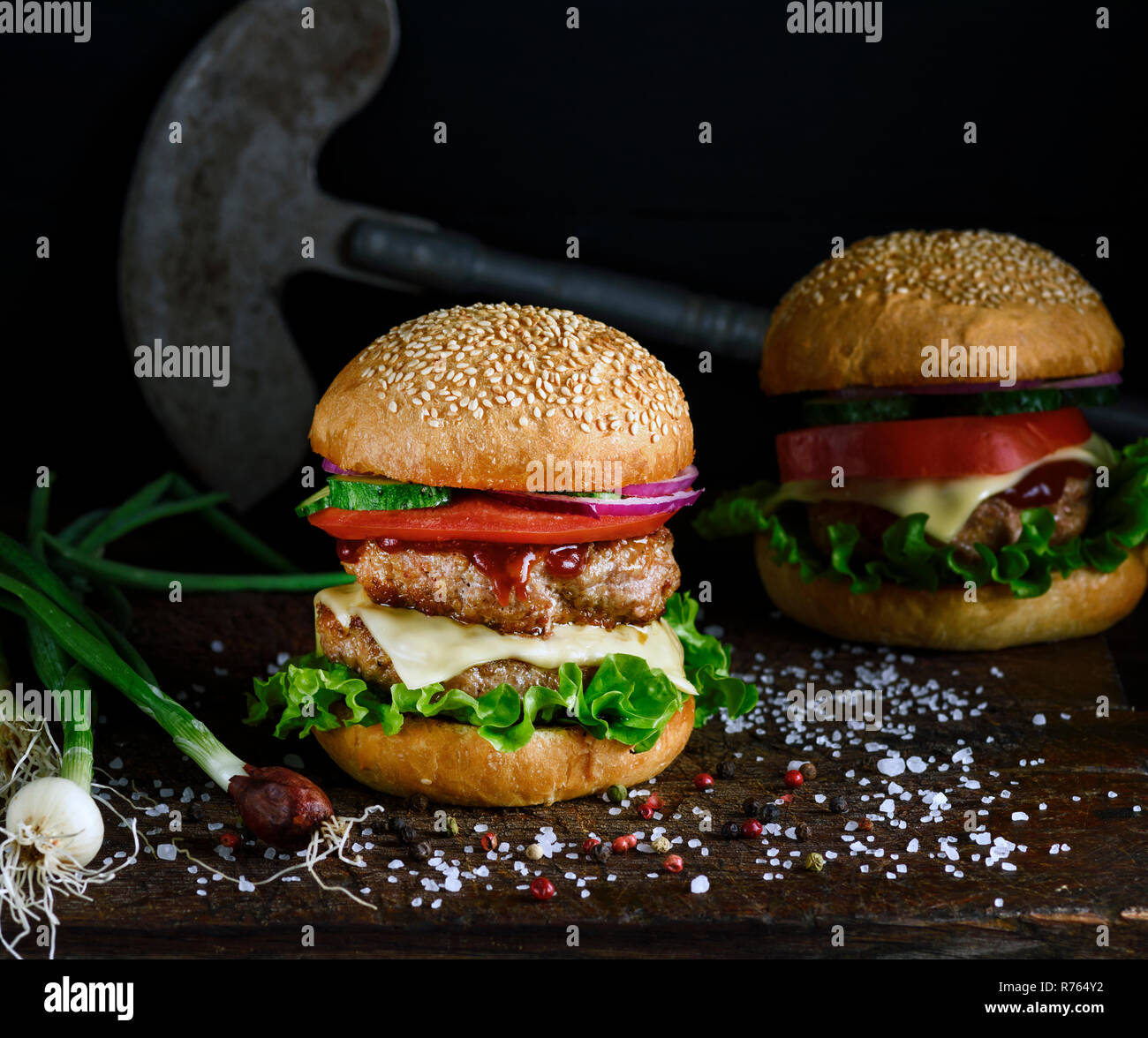Doppel Burger mit Gemüse und Käse Stockfoto