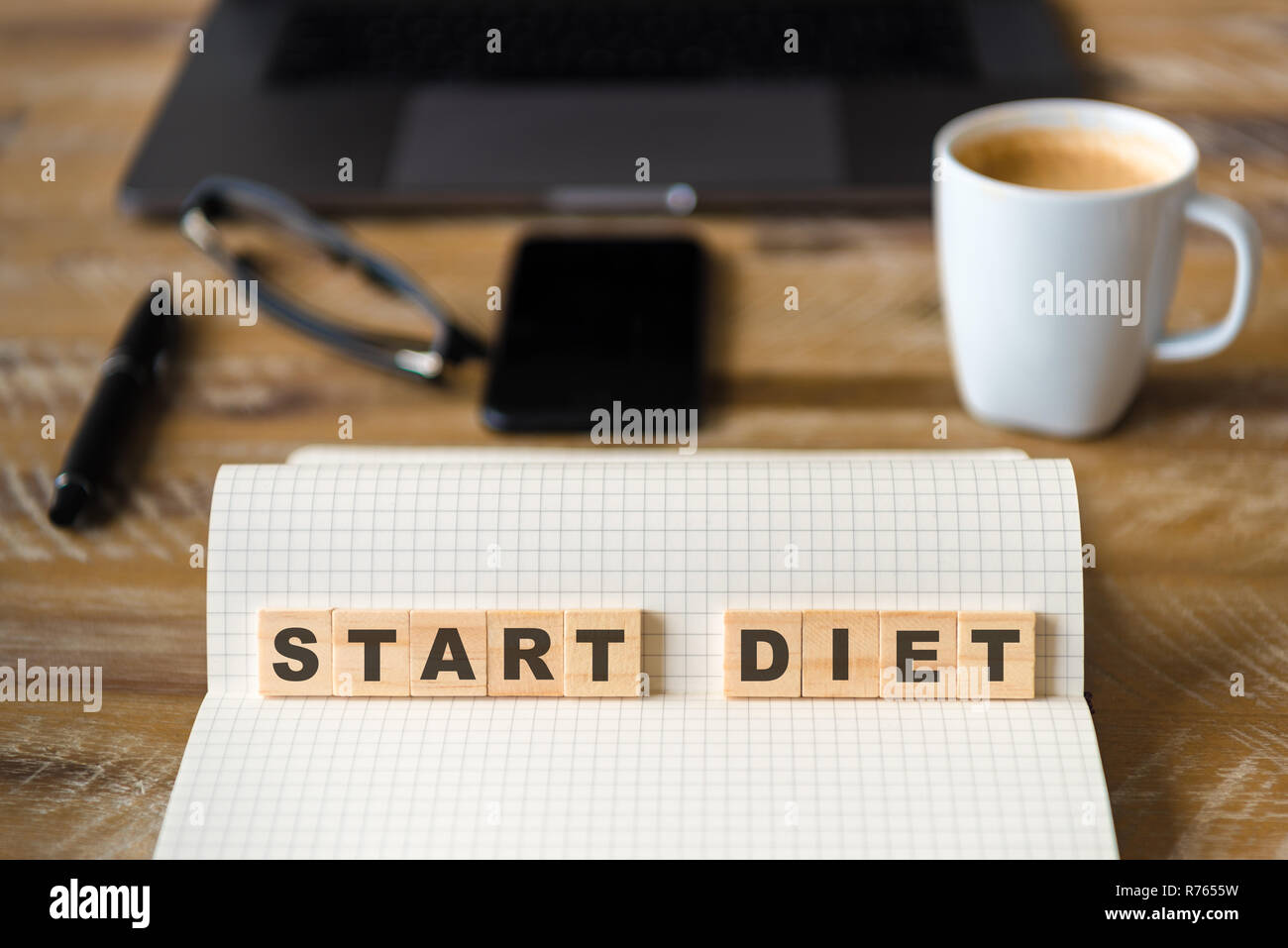 Nahaufnahme auf das Notebook um Holz Tisch Hintergrund, auf Holzblöcken mit Buchstaben die Diät Text konzentrieren Stockfoto