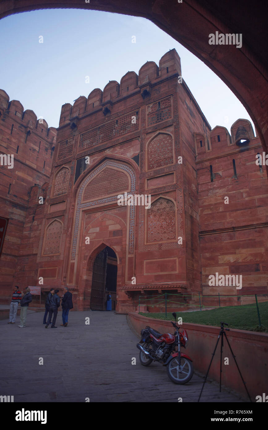 Ein massiver gewölbter Ausgang des Agra Fort, auch als das Red Fort mit Strongs hohe Wände aus roten Steinen einmal eine Residenz des Mughal Dynasty Stockfoto