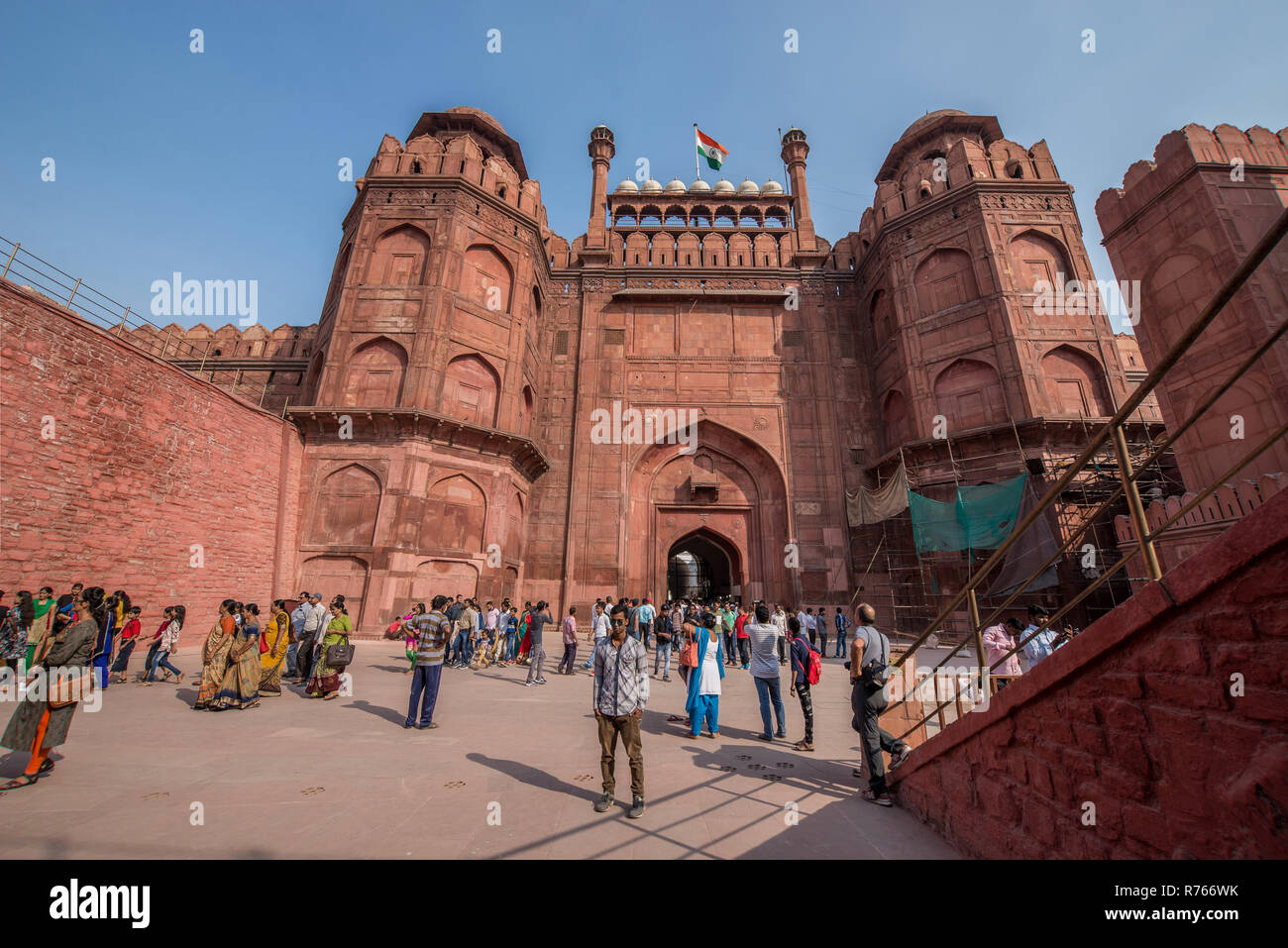 Menschen vor Lahore Gate, Red Fort, Old Delhi, Indien Stockfoto