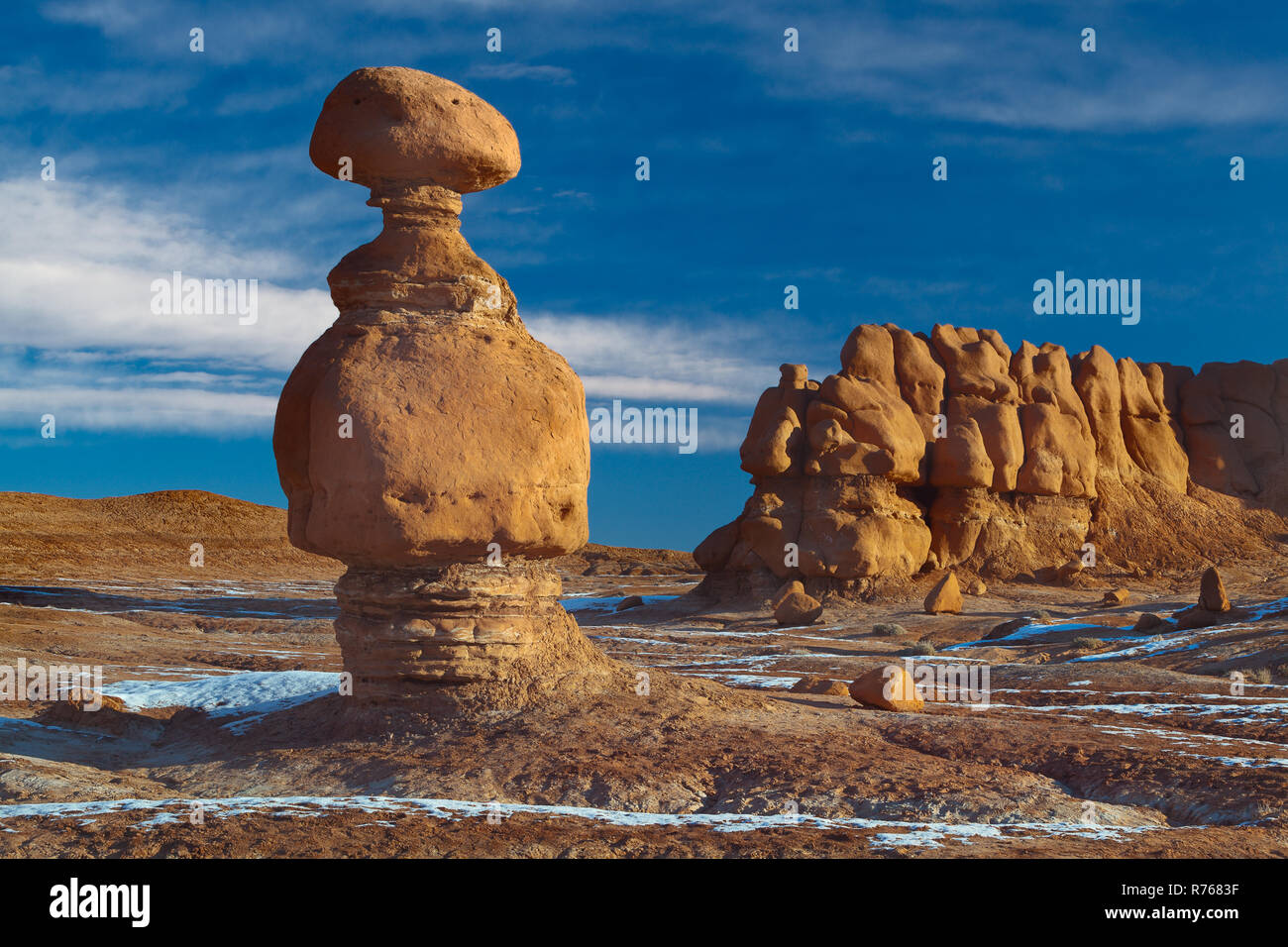 Pilz Deckgestein Hoodoo, Goblin Valley State Park, Green River, Utah Stockfoto