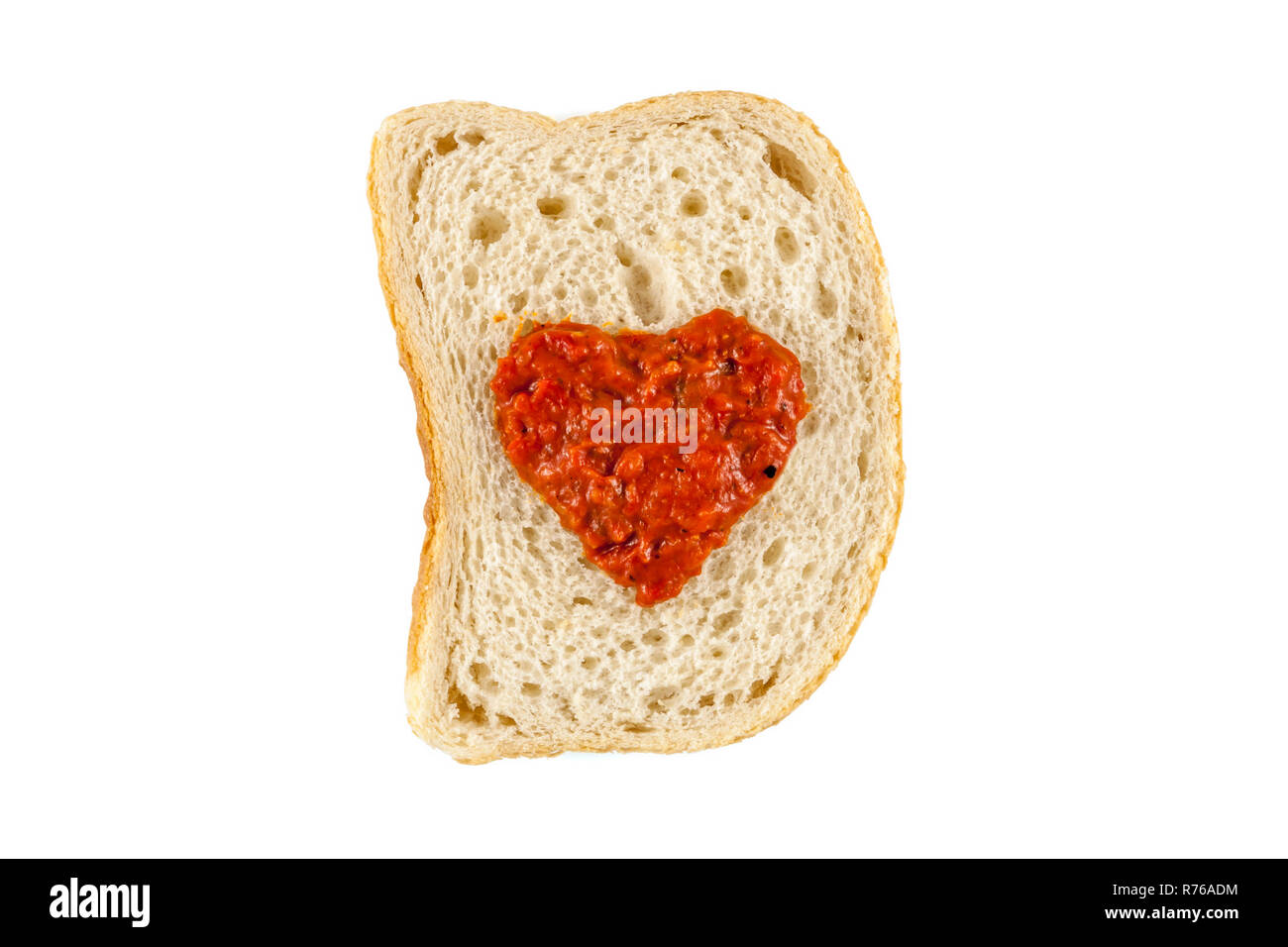 Ich liebe lutenica Konzept. Traditionelle bulgarische Relish spead als Herzform auf weißem Brot. Stockfoto