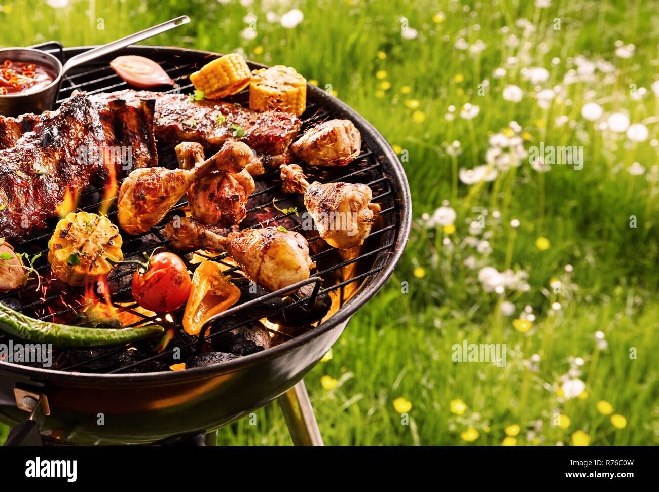 Sommer Grill kochen über einem heißen Feuer Stockfoto