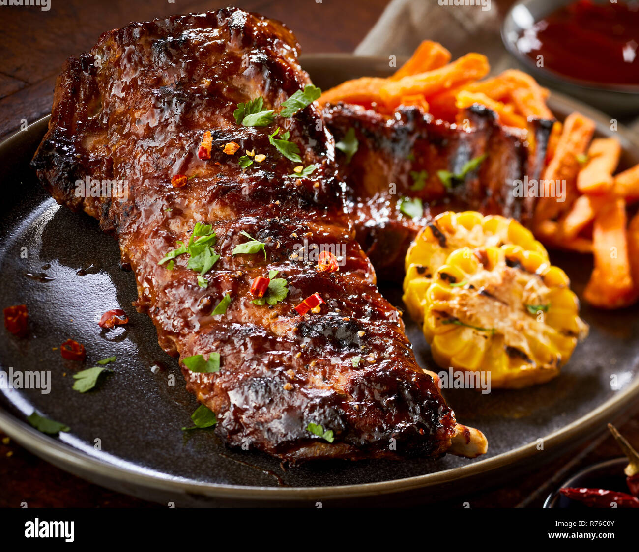 Scharf marinierte gegrillte Portion Spare Ribs Stockfoto