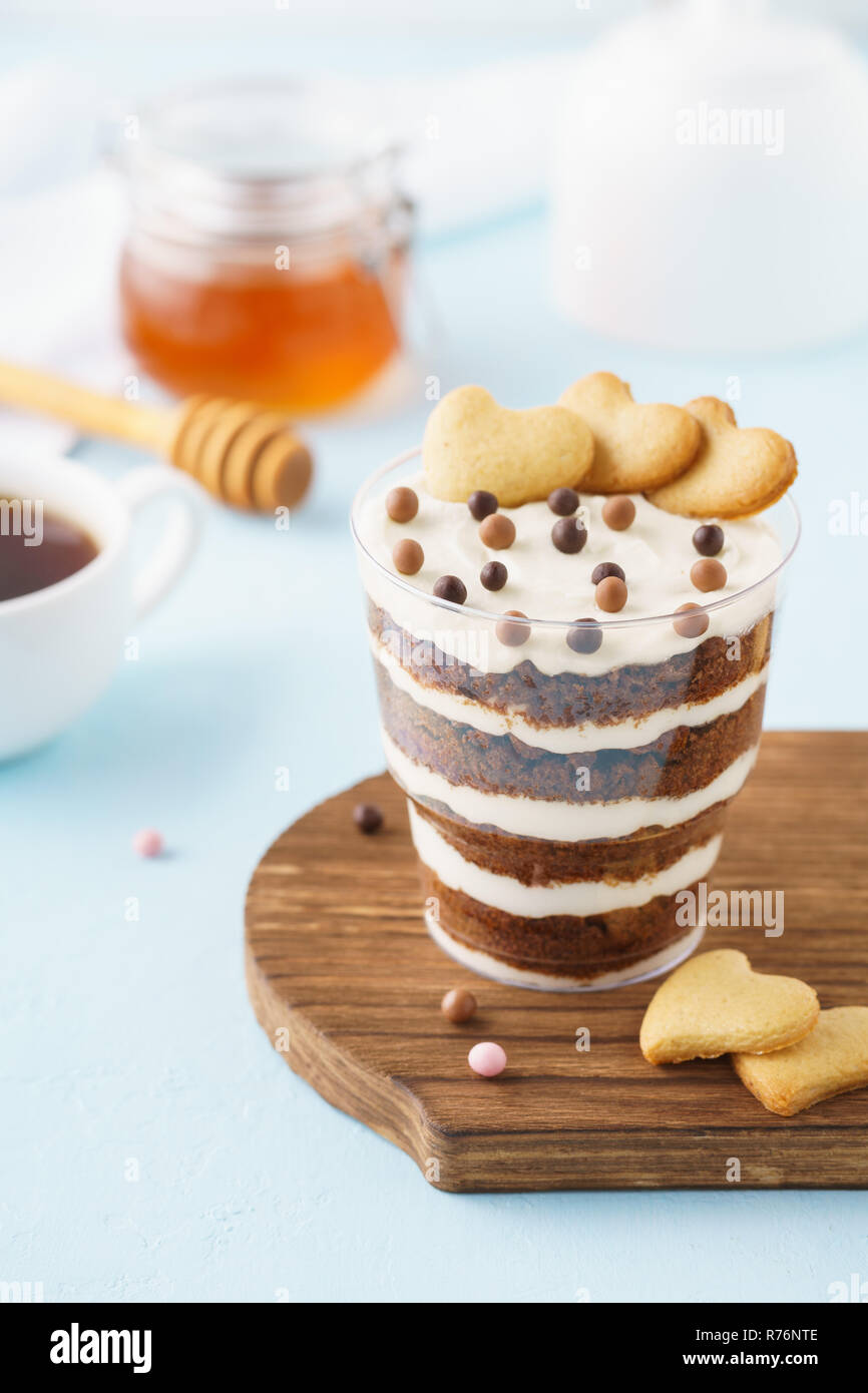 Chocolate Brownie Kleinigkeit, Dessert und Kaffee. Valentinstag Stockfoto