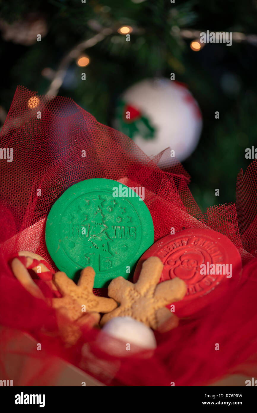 Verschiedene Weihnachten süße Kekse mit Weihnachtsbaum und Holz Hintergrund Stockfoto