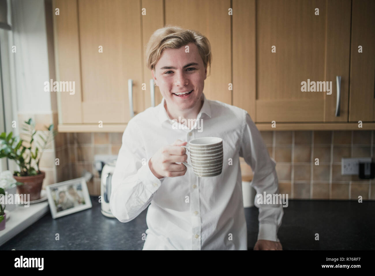 Junge männliche Erwachsene geniessen Kaffee am Morgen Stockfoto