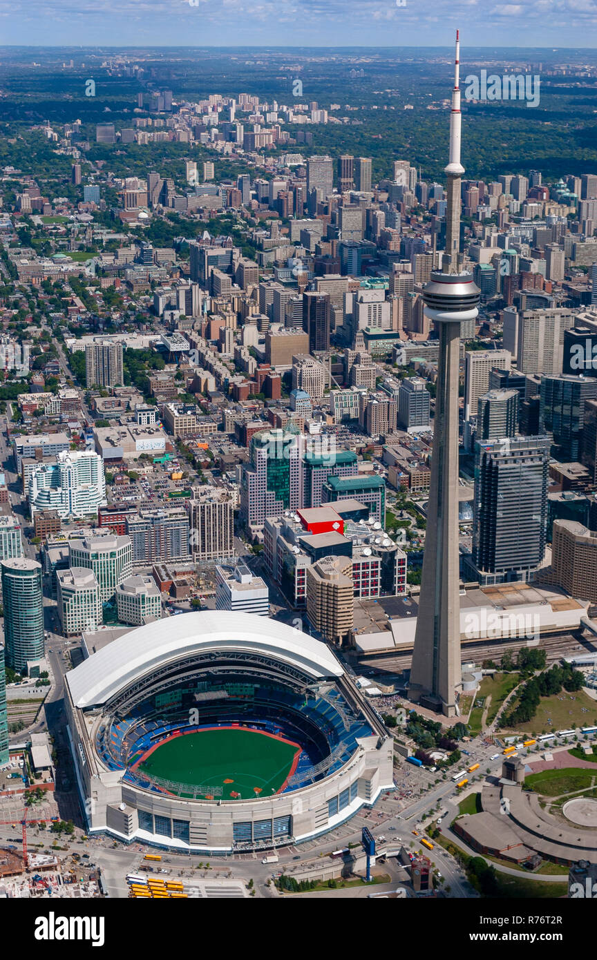 Eine vertikale Luftaufnahme von Downtown Toronto mit den CN Tower und das Stadion. Stockfoto