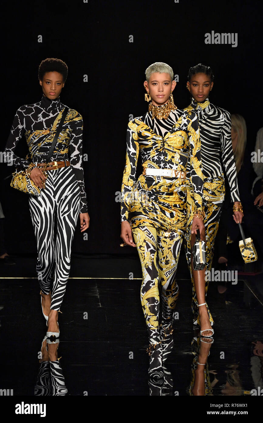 NEW YORK, NY - Dezember 02: Modell Dilone geht der Start- und Landebahn an der Versace Pre-Fall 2019 Sammlung an der amerikanischen Börse am 02. Dezember 2018 Stockfoto