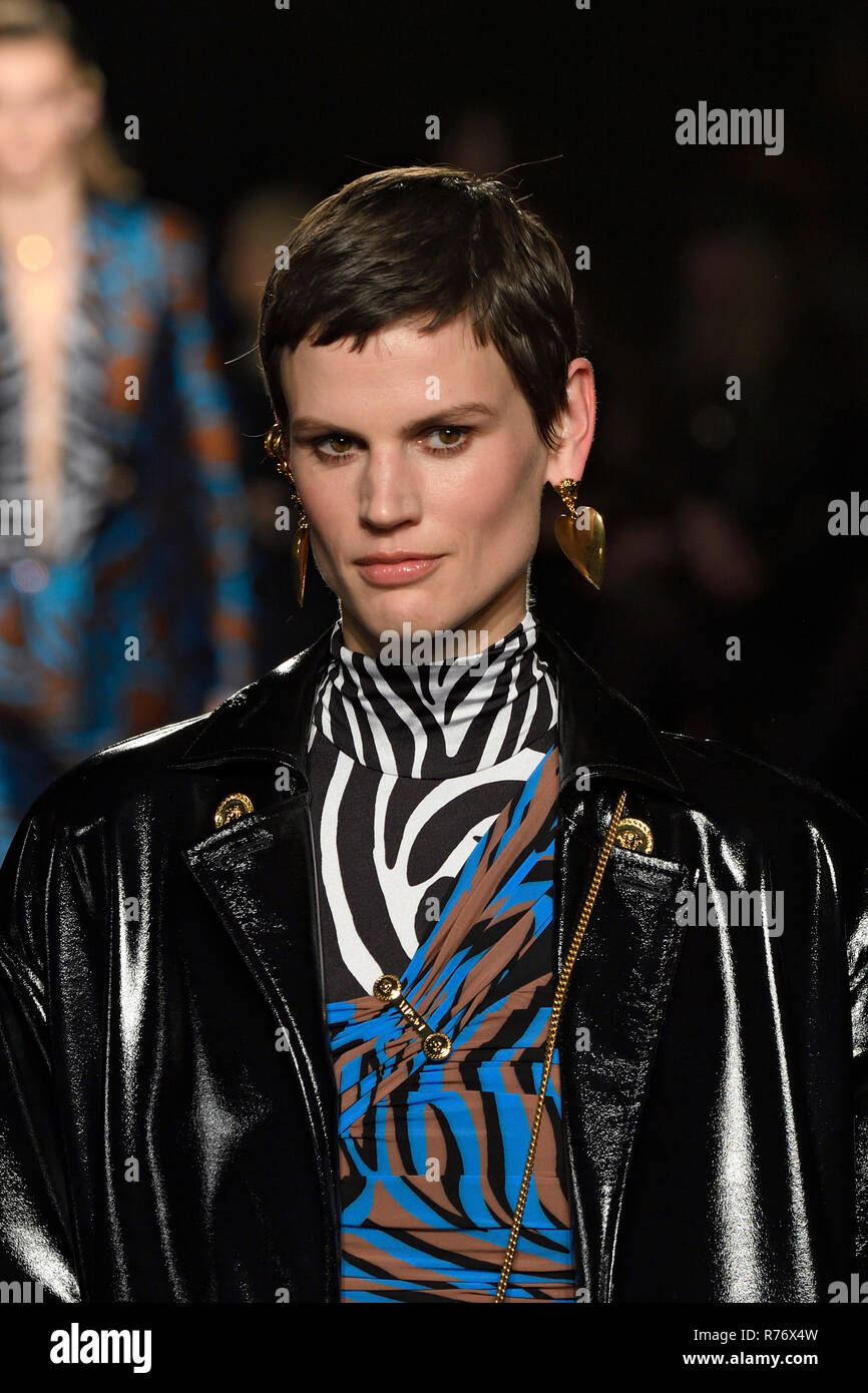 NEW YORK, NY - Dezember 02: Modell Saskia De Brauw geht der Start- und Landebahn an der Versace Pre-Fall 2019 Sammlung an der amerikanischen Börse am Dezember Stockfoto