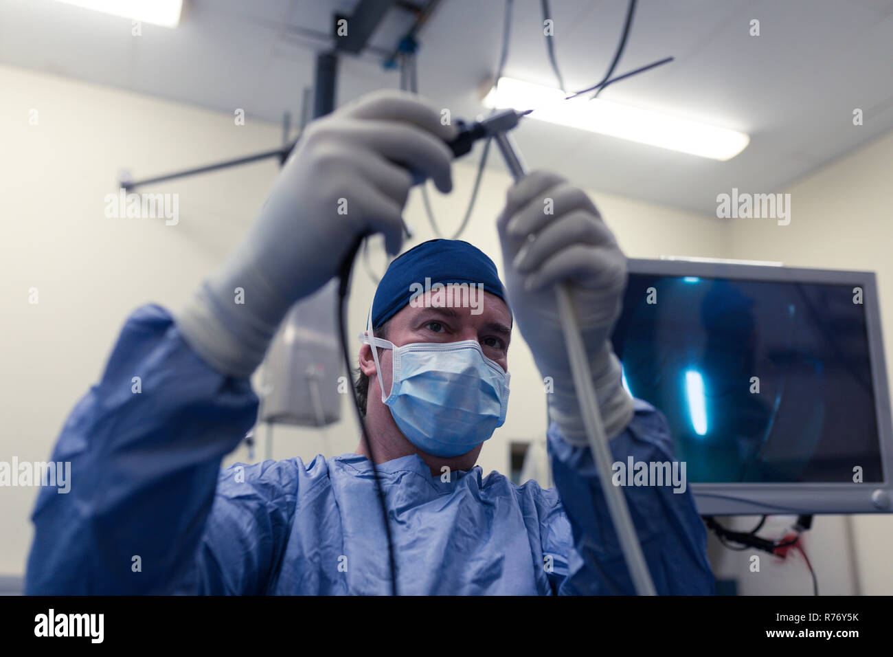 Weibliche Chirurg Holding medizinisches Instrument in Betrieb Theater Stockfoto