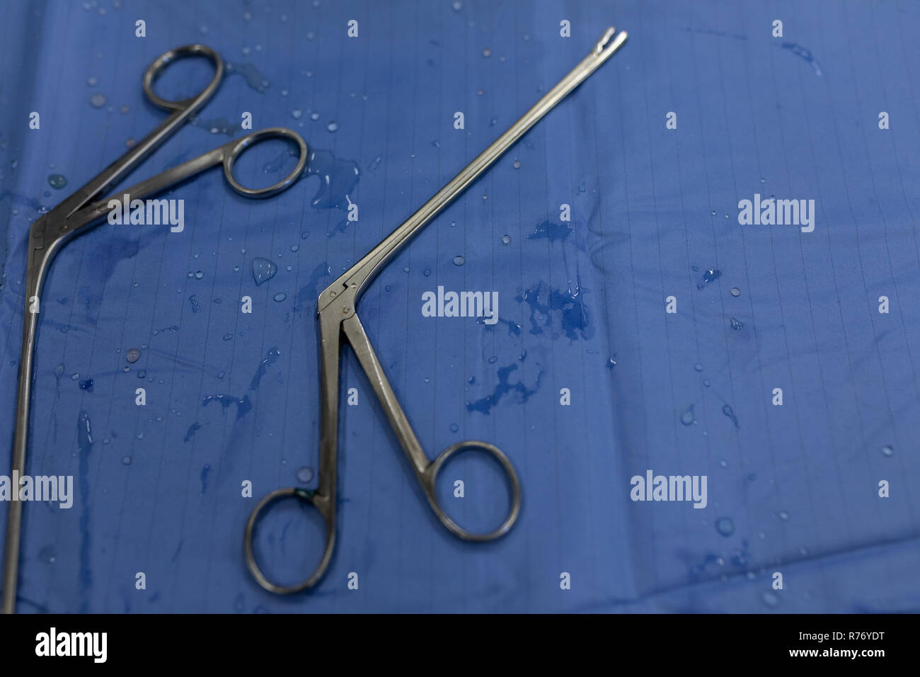 Chirurgische Schere auf einen Tisch im Krankenhaus Stockfoto