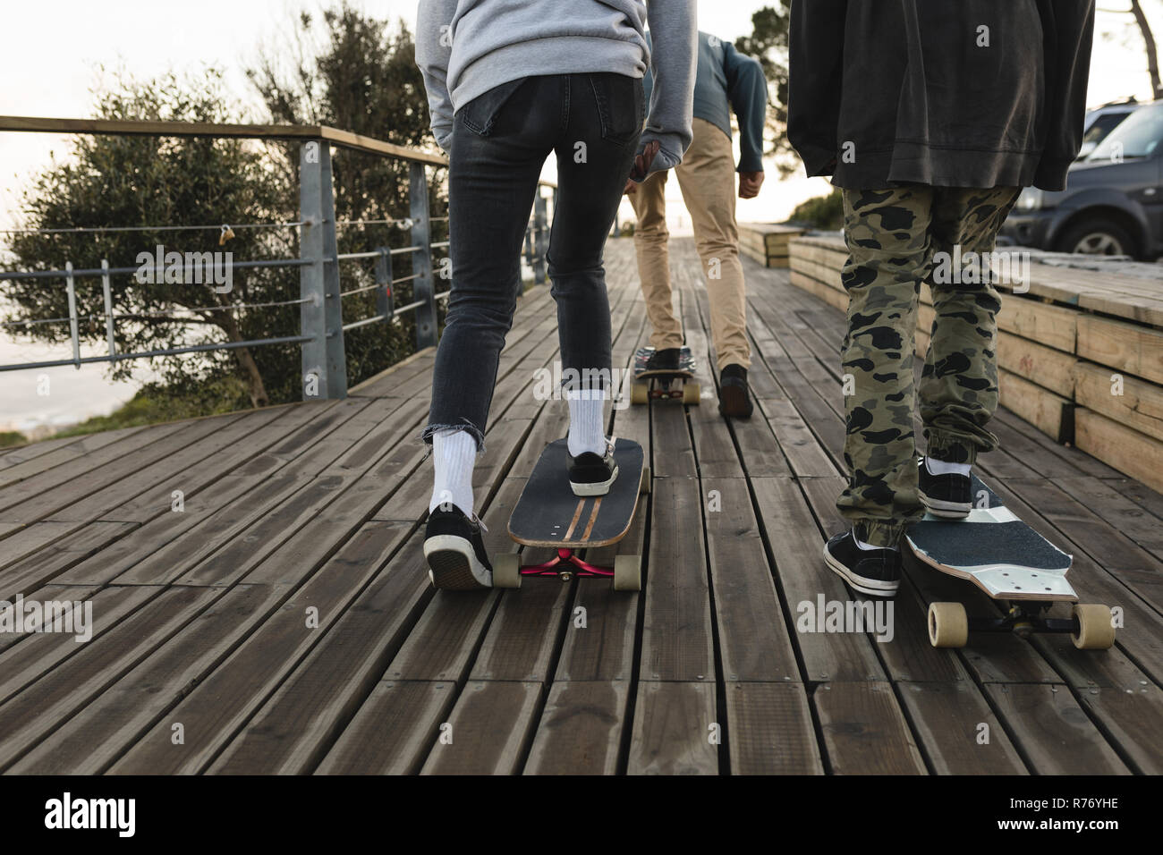 Skateboarder Skaten in Beobachtungspunkt Stockfoto