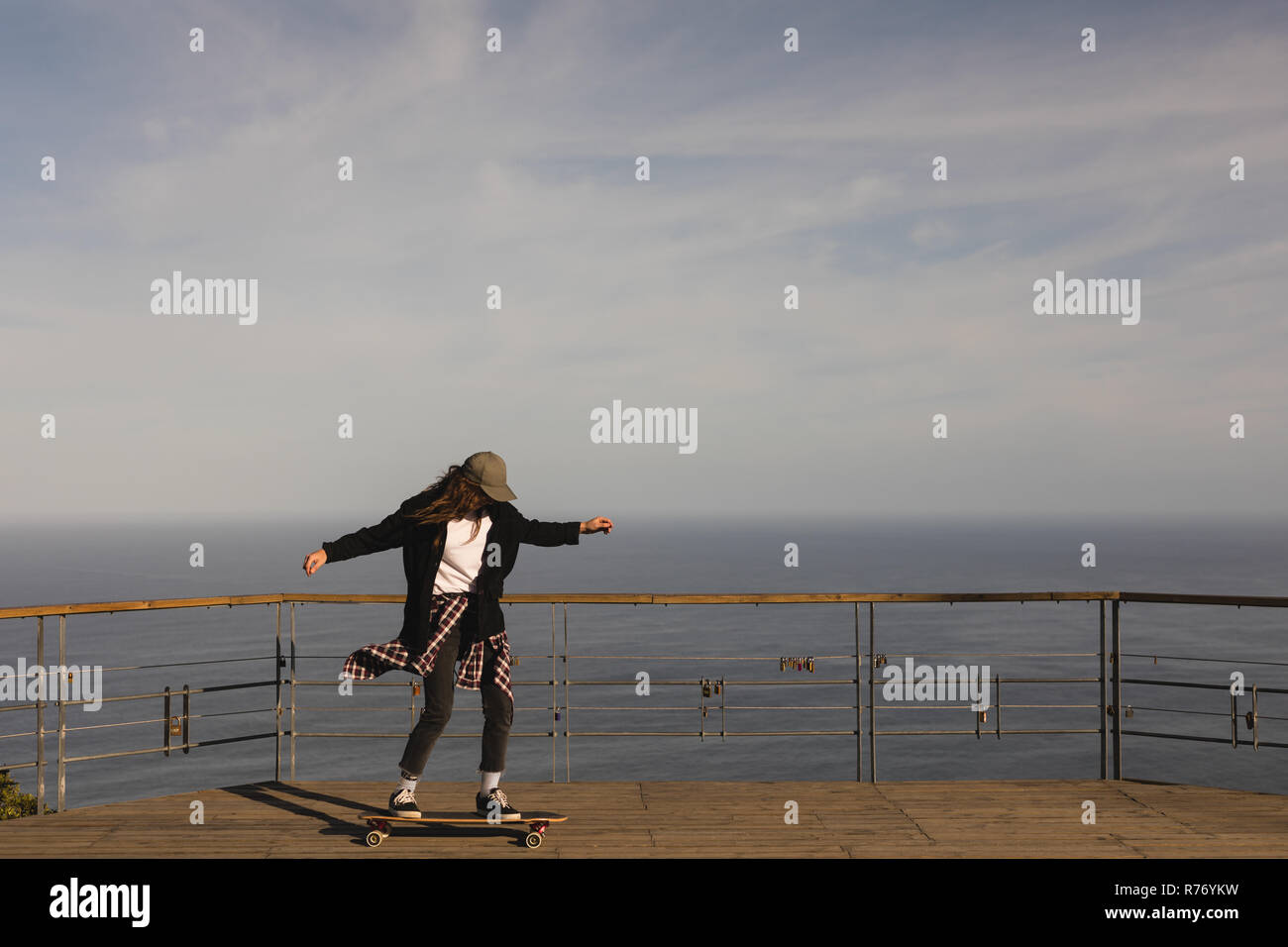 Skateboarder Skaten am Aussichtspunkt Stockfoto