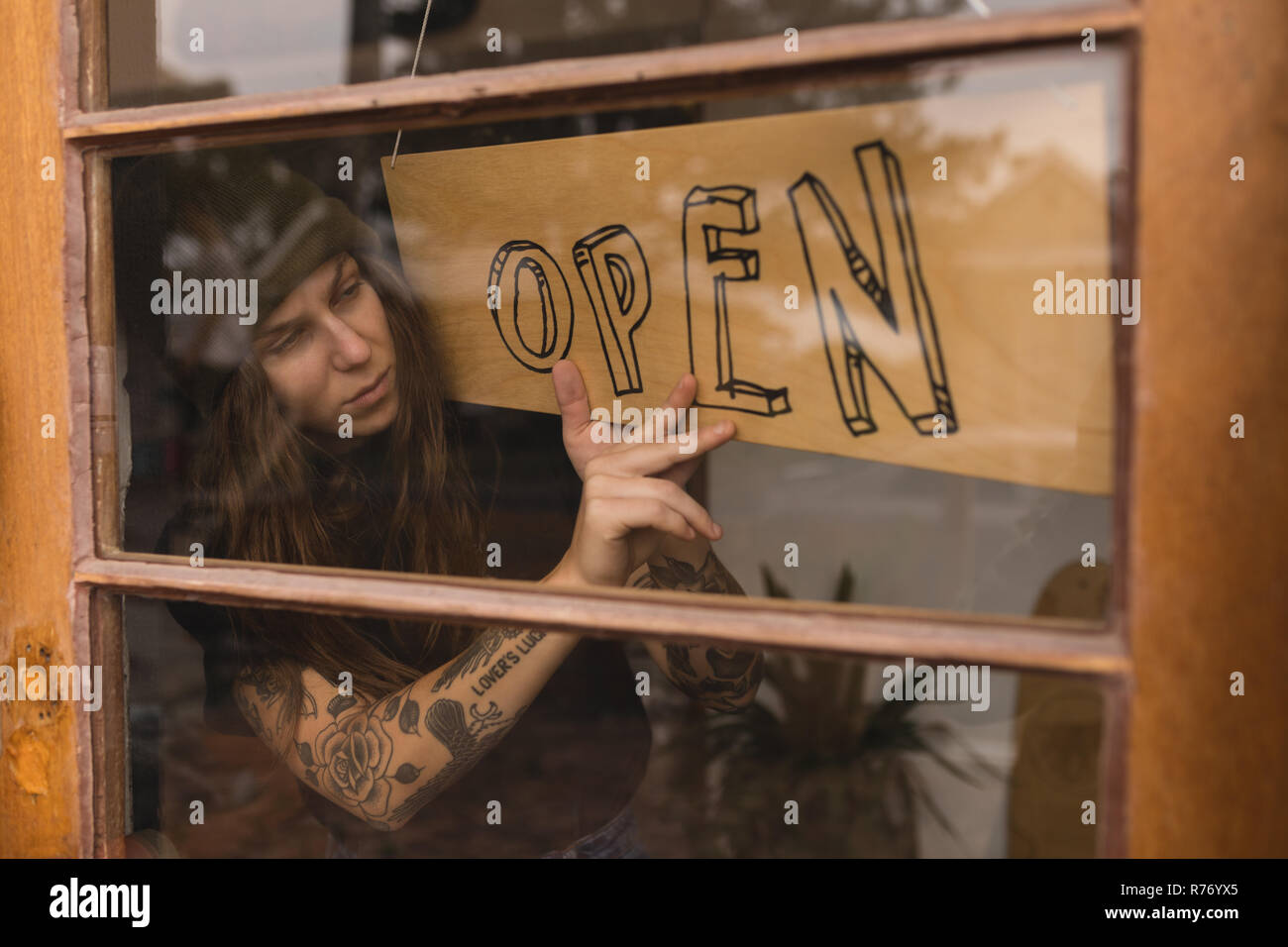Frau spiegeln öffnen Namensschild in der Werkstatt Stockfoto