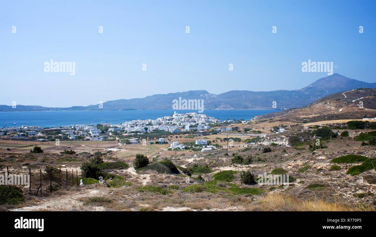 Blick auf Adamantas vom Land auf Milos, Griechenland Stockfoto