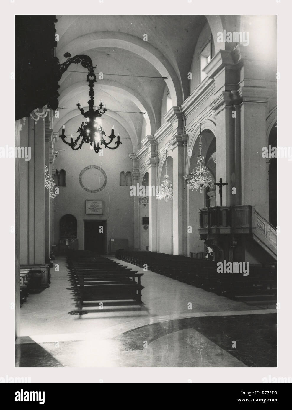 Umbrien Terni Terni S. Maria Assunta, den Dom, das ist mein Italien, die italienische Land der visuellen Geschichte, Aussicht auf die barocke Fassade, Kirchturm, Portico, Blinden gotischen Portal mit einem vinescroll Archivolte, und bewahrt das Hauptportal mit einer bewohnten vinescroll Architrav. Blick auf den Innenbereich Hauptaltar Marmor Ziborium und Altar Gemälde der Himmelfahrt der Jungfrau Hälfte-kuppel Fresko der Dreifaltigkeit mixed media Altarbild durch ein hölzernes Kruzifix auf ein Gemälde der Kreuzigung mit der Heiligen Maria und Maria Magdalena fresco Fragmente des heiligen Abtes Antonius Orgel von Bernini hung gebildet, und verschiedene Farbe Stockfoto